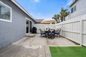 Outdoor dining - Cozy Clean Family Home - Central to everything! (San Diego)