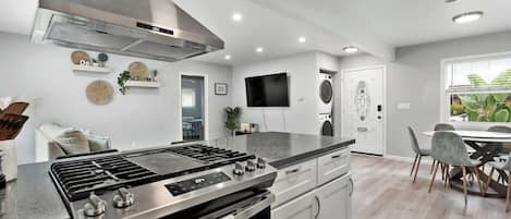 冰箱、微波炉、烤箱、炉灶