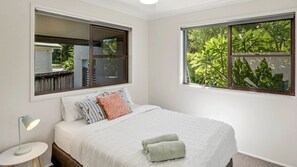 5 bedrooms, free WiFi, bed sheets - Sawtell Sanctuary - a beautifully appointed coastal retreat designed for relaxed living and comfort (Sawtell)