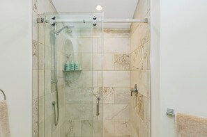 Ducha, secador de pelo, toallas