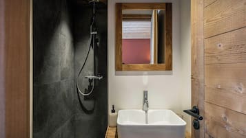 Een douche, een haardroger, handdoeken