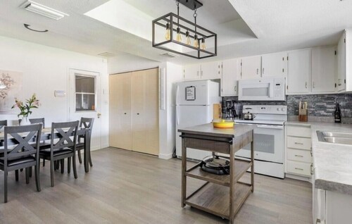 Beautiful 3-bedroom house with AC in vibrant Phoenix