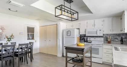 Beautiful 3-bedroom house with AC in vibrant Phoenix