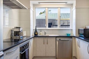 Een koelkast, een microgolfoven, een oven, een kookplaat