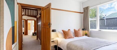 Iron/ironing board, WiFi, bed sheets