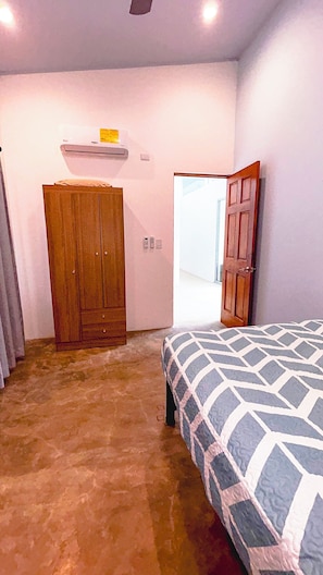 3 chambres, fer et planche à repasser, Wi-Fi, draps fournis