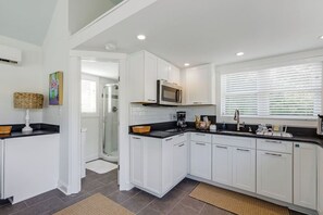 Fridge, microwave, oven, stovetop - Peaceful 5BR Deltaville Stay | Private Dock (Deltaville)
