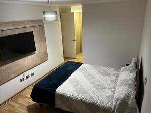 Tabla de planchar con plancha, wifi, ropa de cama