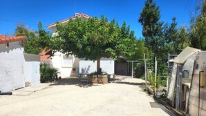 Ein Wohngebiet mit einem Haus, einem Baum und einer Garage.