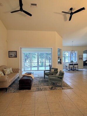 Smart TV, video games, DVD player, books - Spacious 3-bedroom house in SW Cape Coral (Cape Coral)