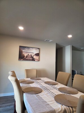 Dining - Peaceful 3-bedroom 2bath family-friendly house in charming Irving (Irving)