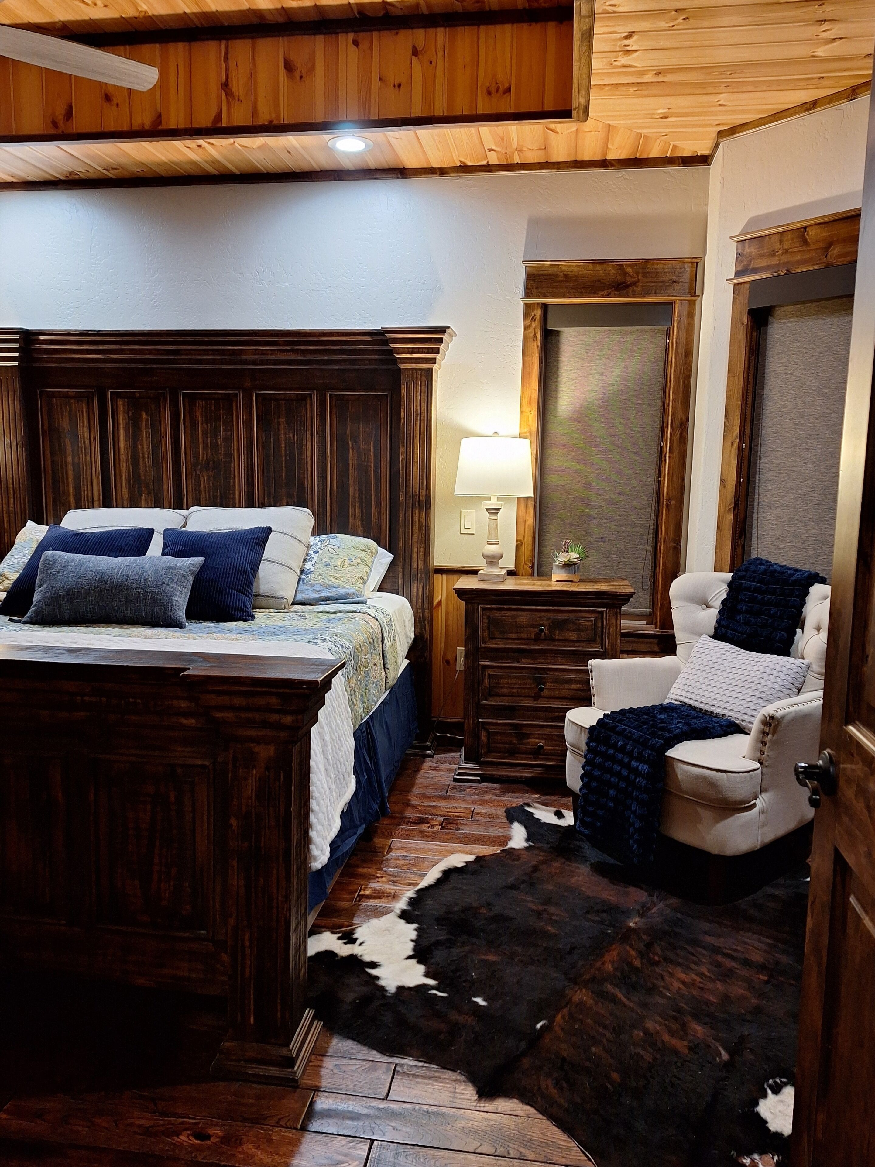 4 عدّة غرف نوم ومكواة/لوح كي وواي فاي وملاءات أسرّة
