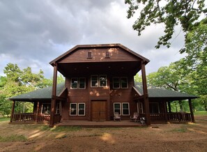 Exterior - Serenity, secluded 4-bedroom, 3 bath spacious lux cabin with lots of amenities (Ringold)