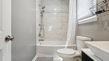 Serviettes fournies, savon, papier toilette