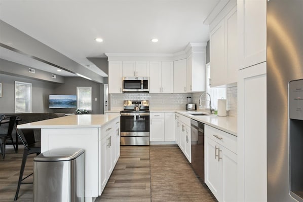 Private kitchen - Beach Bliss in Hampton – Minutes to the Shore! (Hampton)