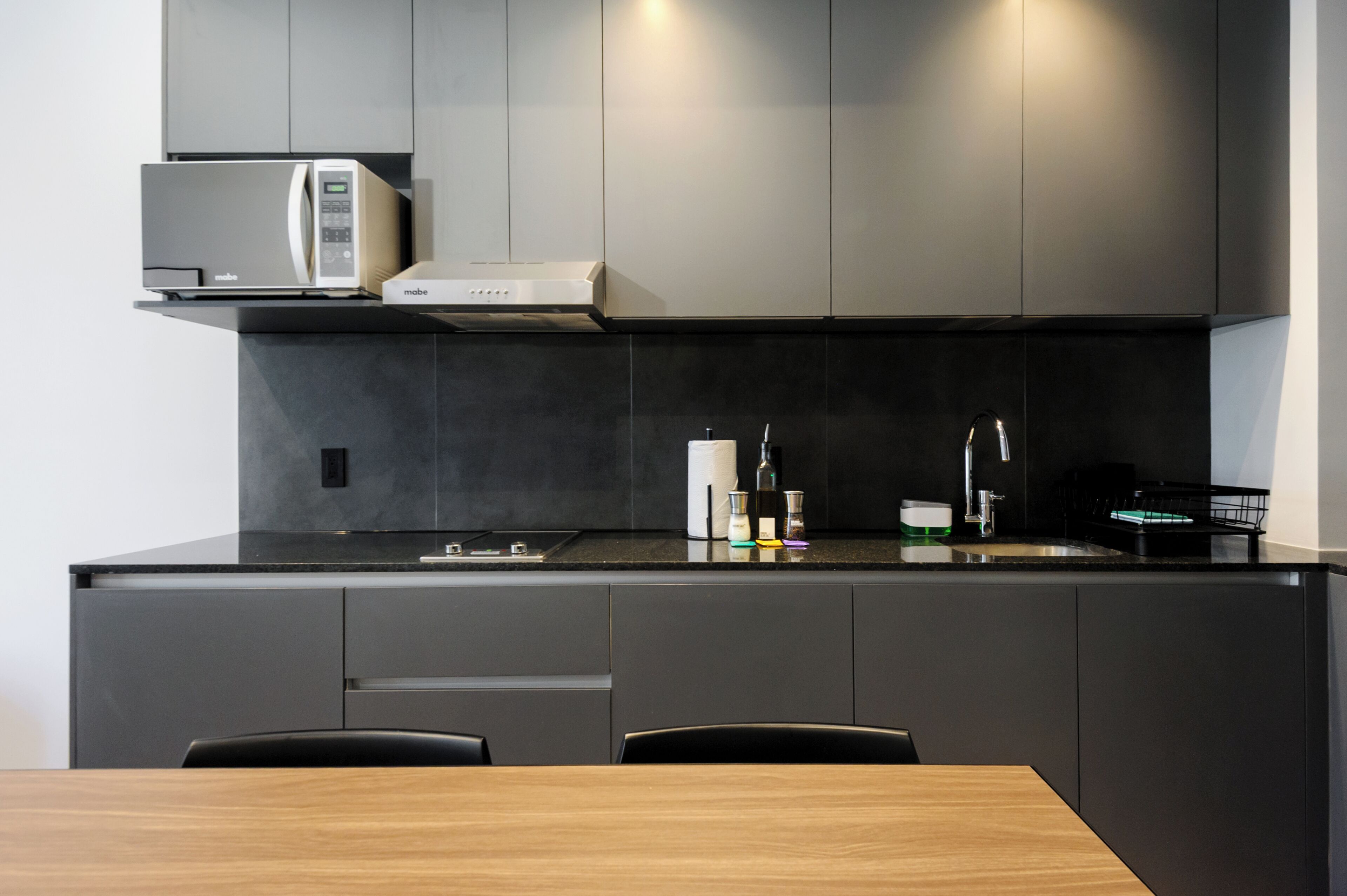 Departamento (1A2) | Cocina privada | Microondas, parrilla de estufa y utensilios de cocina 