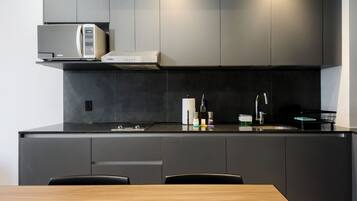 Departamento (1A2) | Cocina privada | Microondas, parrilla de estufa y utensilios de cocina