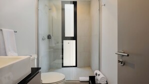 A modern bathroom with a glass-enclosed shower, a toilet, and a sink. - Interlomas by Wynwood House (Huixquilucan)
