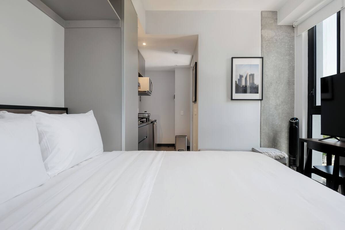 Interlomas LC | Iron/ironing board, free WiFi