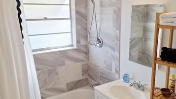 Secadora de cabello, toallas, jabón, papel de baño