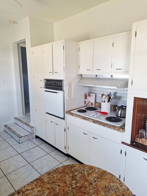 Fridge, microwave, oven, stovetop - ☆☀︎❀ Beach Cottage! King Bed, Fenced Yard, 6 miles to Beach! (Sebastian)
