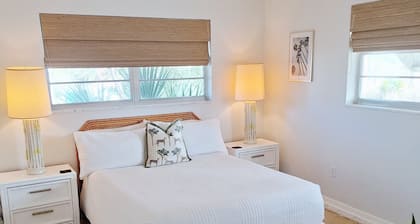 ☆☀︎❀ Beach Cottage! King Bed, Fenced Yard, Boat/RV Parking, 6 miles to Beach!