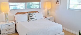 ââïžâ Beach Cottage! King Bed, Fenced Yard, Boat/RV Parking, 6 miles to Beach!