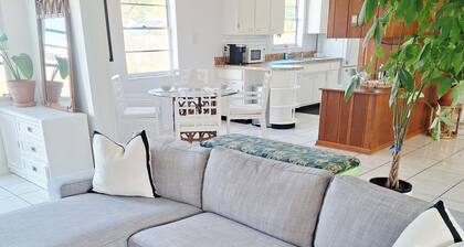 ☆☀︎❀ Beach Cottage! King Bed, Fenced Yard, Boat/RV Parking, 6 miles to Beach!