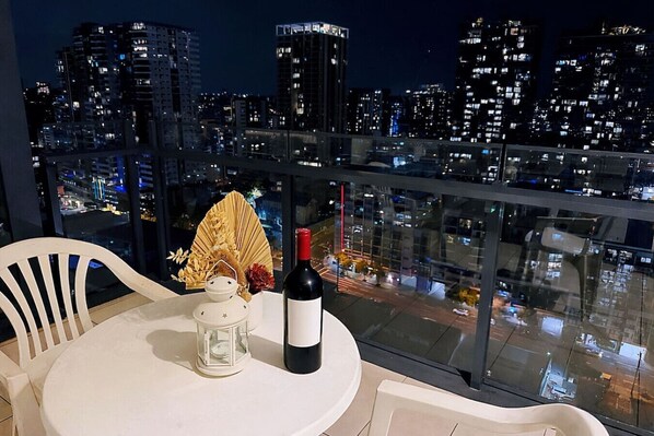 Outdoor dining - Hope St. 1BR Staycation–Pool, Gym, Sauna +Parking (South Brisbane)