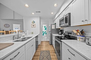 Fridge, microwave, oven, stovetop - Sea Trail Unit 9D: Golf nearby (Sunset Beach)