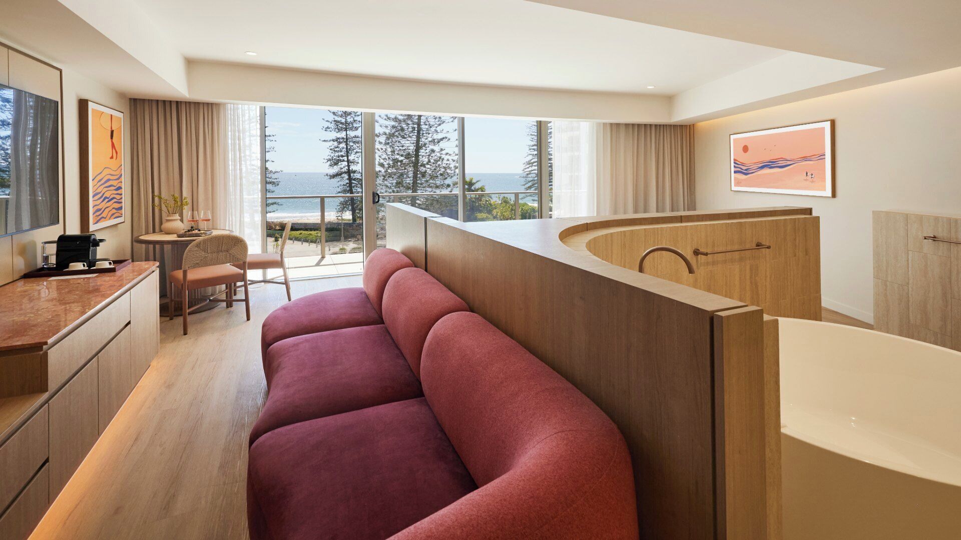 Suite (Ocean) | Coin séjour | TV connectée de 55 pouces avec chaînes par câble