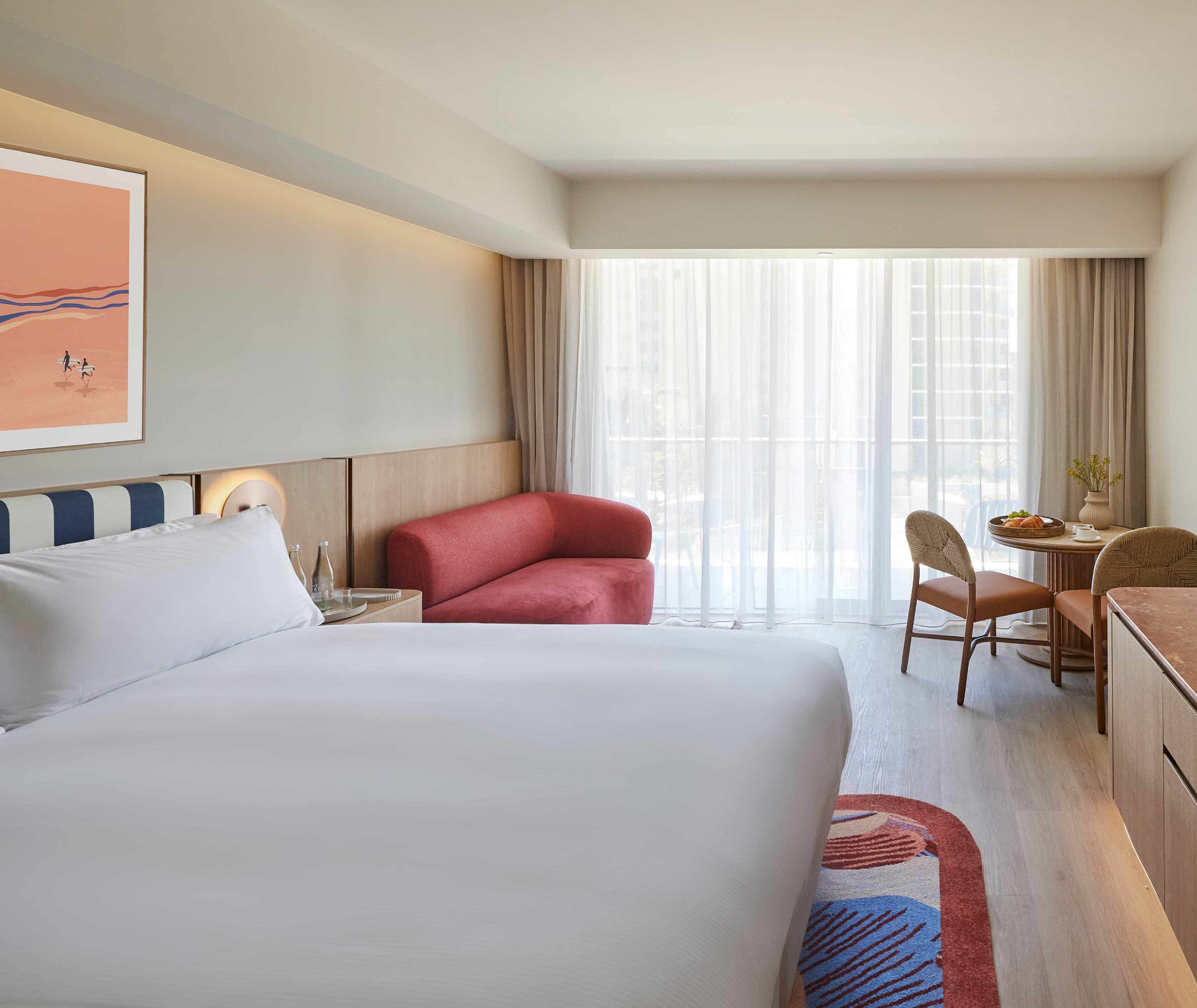 Habitación Deluxe, 1 cama de matrimonio grande | Tabla de planchar con plancha, cunas (de pago), wifi gratis