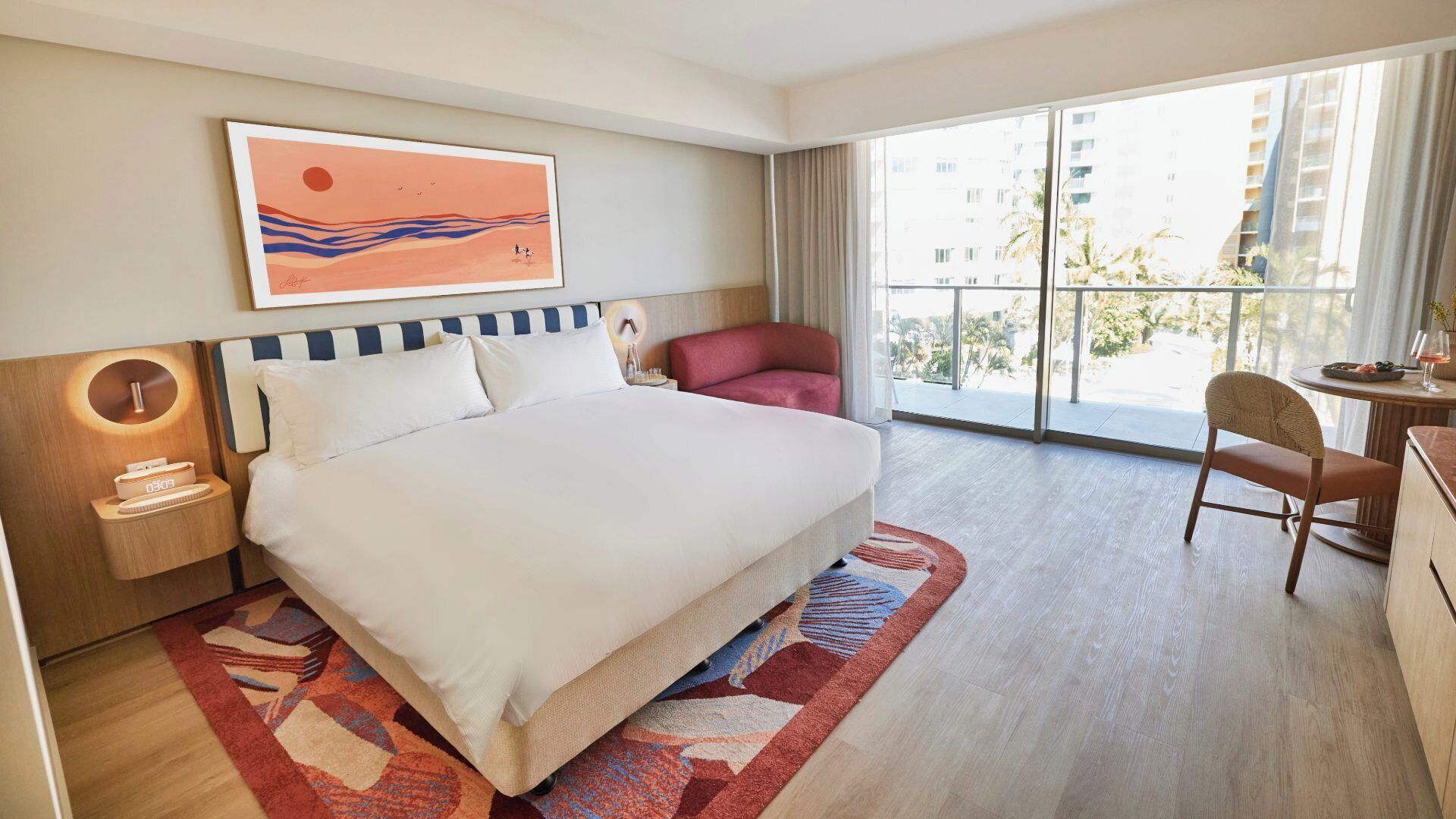 Habitación Deluxe, 1 cama de matrimonio grande, accesible en silla de ruedas | Tabla de planchar con plancha, cunas (de pago), wifi gratis
