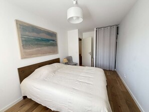 Free WiFi - Two-bedroom apartment in the city center, within walking distance to the port, shops, and beach,... (SANARY SUR MER)