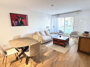 Living area - Two-bedroom apartment in the city center, within walking distance to the port, shops, and beach,... (SANARY SUR MER)
