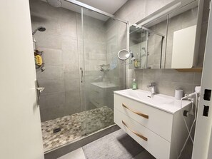 Bathroom - Two-bedroom apartment in the city center, within walking distance to the port, shops, and beach,... (SANARY SUR MER)