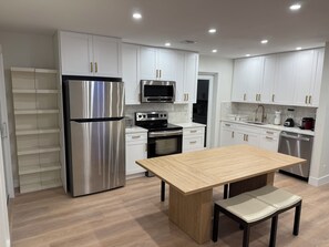 Fridge, microwave, oven, stovetop - 2-bedroom house in lovely Oakland Park with Jacuzzi for relaxing stays (Oakland Park)