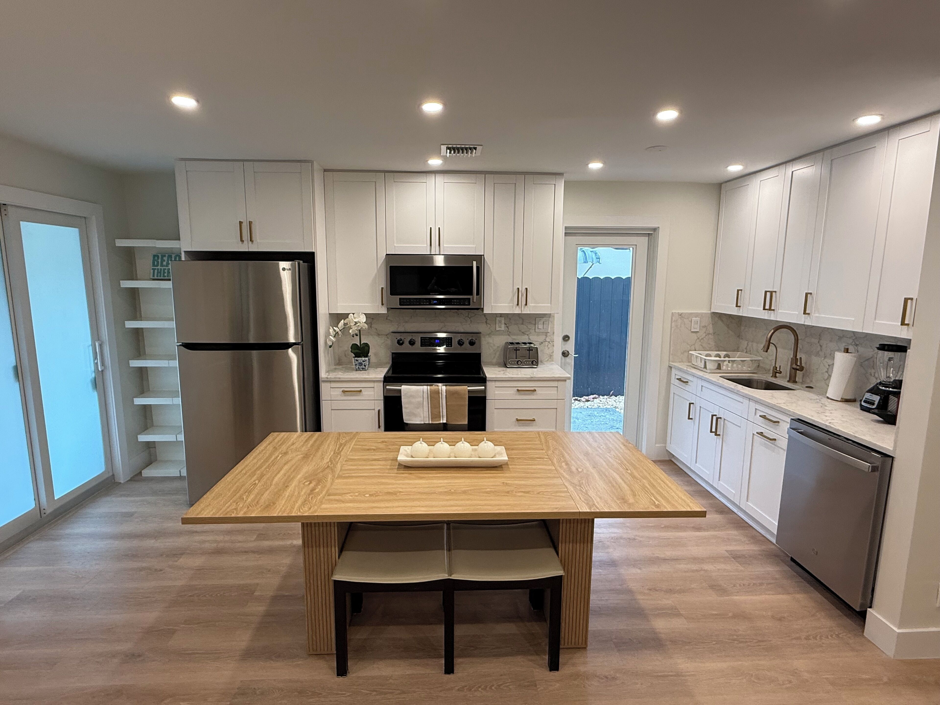 Réfrigérateur, micro-ondes, four, plaque de cuisson