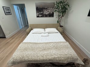 2 bedrooms, desk, iron/ironing board, free WiFi - 2-bedroom house in lovely Oakland Park with Jacuzzi for relaxing stays (Oakland Park)