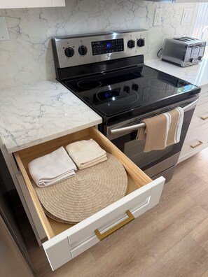 Frigorifero, microonde, forno, piano cottura