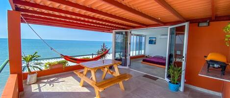 屋外ダイニングエリア