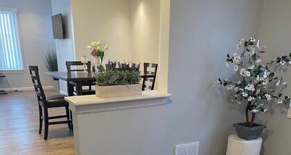 2-bedroom apartment in charming Cleveland with AC and comfort