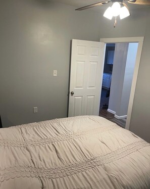 2 bedrooms, bed sheets - 2-bedroom apartment in charming Cleveland with AC and comfort (Cleveland)
