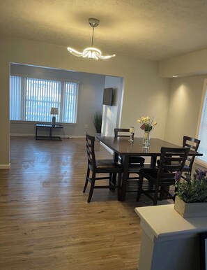 Unclassified image, 3 of 12, button - 2-bedroom apartment in charming Cleveland with AC and comfort (Cleveland)