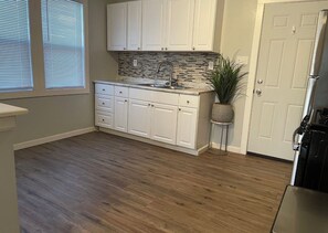 Private kitchen - 2-bedroom apartment in charming Cleveland with AC and comfort (Cleveland)