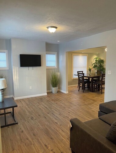 2-bedroom apartment in charming Cleveland with AC and comfort
