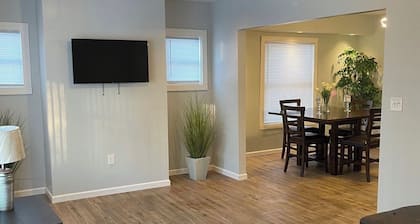 2-bedroom apartment in charming Cleveland with AC and comfort