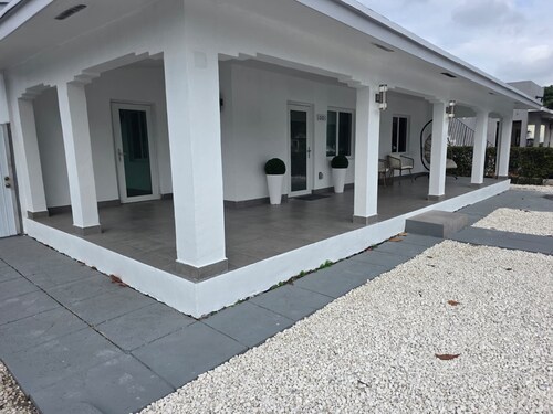 Flamingo Family House - Near Airport
Fabulous 3-bedroom house with AC.