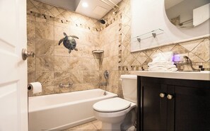 Een haardroger, handdoeken, zeep, toiletpapier