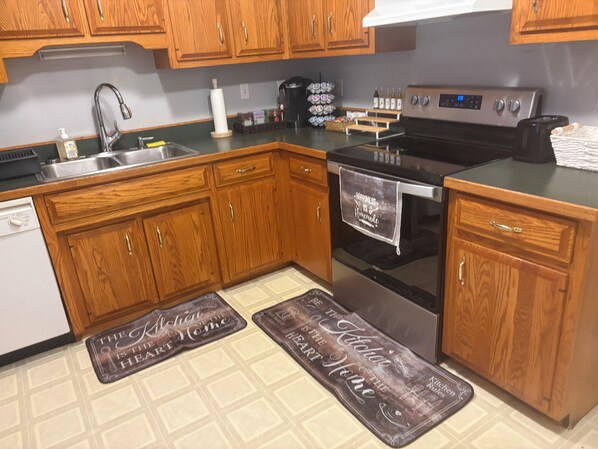 Een koelkast, een microgolfoven, een oven, een kookplaat